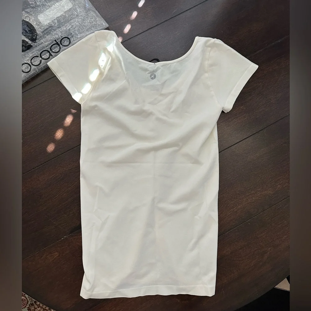 NEW 🩵 avocado Seamless Performance Tee in Ivory - Picture 2 of 5